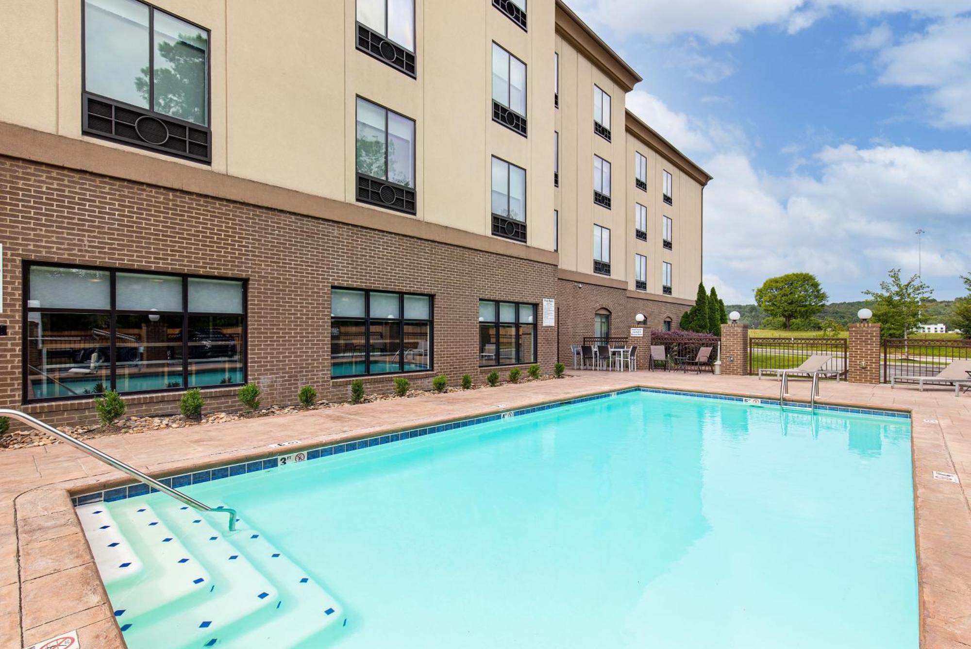 Holiday Inn Express & Suites - Cleveland Northwest By Ihg Ngoại thất bức ảnh
