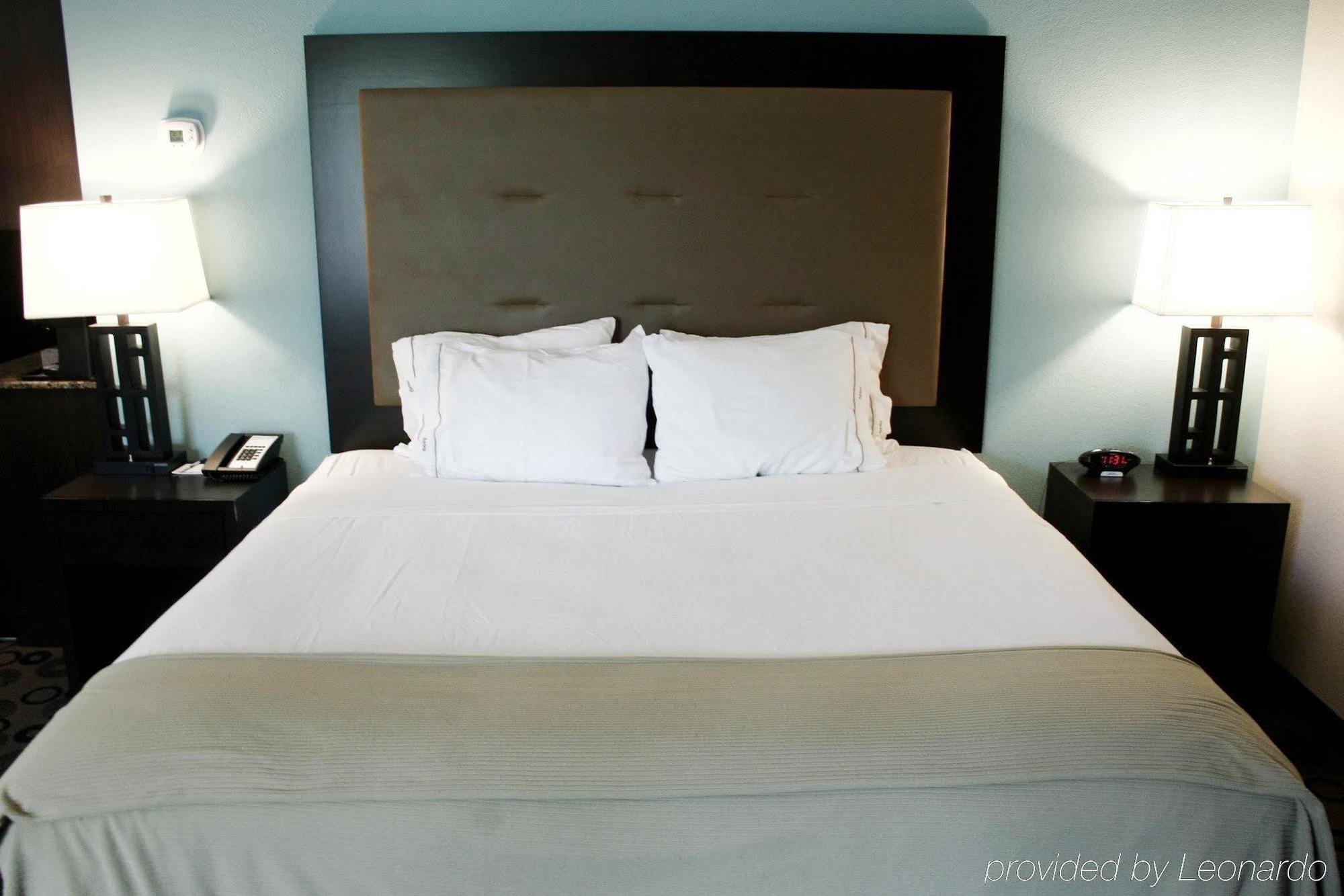 Holiday Inn Express & Suites - Cleveland Northwest By Ihg Ngoại thất bức ảnh