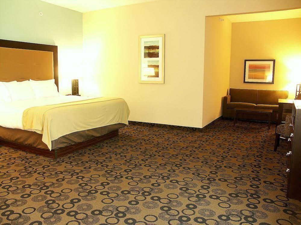 Holiday Inn Express & Suites - Cleveland Northwest By Ihg Ngoại thất bức ảnh