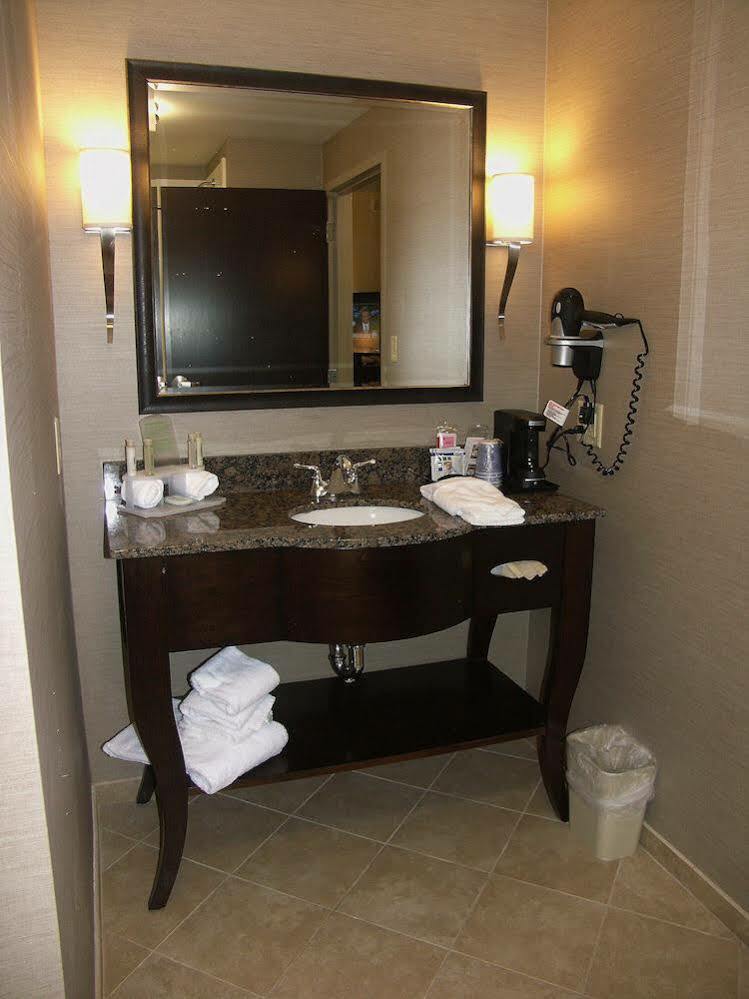 Holiday Inn Express & Suites - Cleveland Northwest By Ihg Ngoại thất bức ảnh