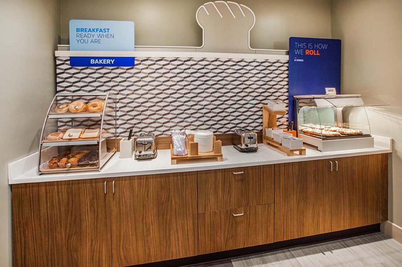 Holiday Inn Express & Suites - Cleveland Northwest By Ihg Ngoại thất bức ảnh