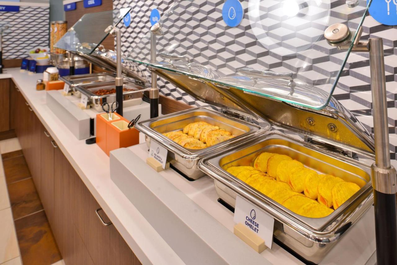Holiday Inn Express & Suites - Cleveland Northwest By Ihg Ngoại thất bức ảnh